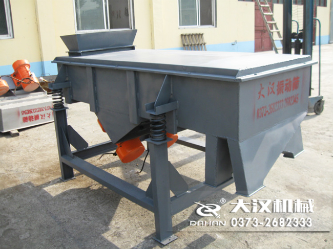 1016型直線振動篩的材質(zhì)分為：不銹鋼，碳鋼兩種可以選擇。