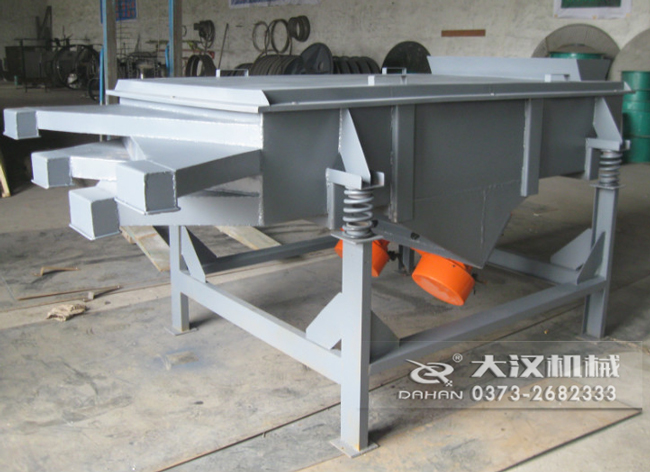  525型直線振動篩采用碳鋼材質，有四個出料口可同時篩出5種不同的物料等級。