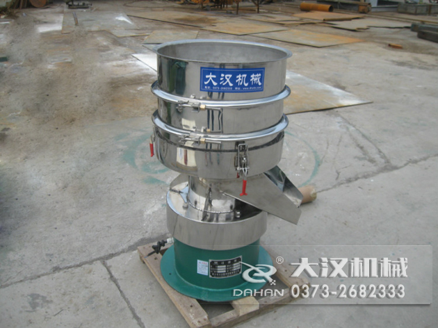 涂料過濾振動(dòng)篩：利用振動(dòng)電機(jī)的振動(dòng)力帶動(dòng)物料在篩網(wǎng)上進(jìn)行篩分，從而利用篩網(wǎng)孔徑的大小不同，完成涂料的分級(jí)，除雜等篩分目的。