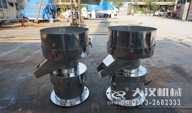 不銹鋼涂料振動(dòng)篩是一種比較受用戶歡迎的產(chǎn)品之一，主要優(yōu)勢(shì)耐酸堿，不生銹，使用壽命長。