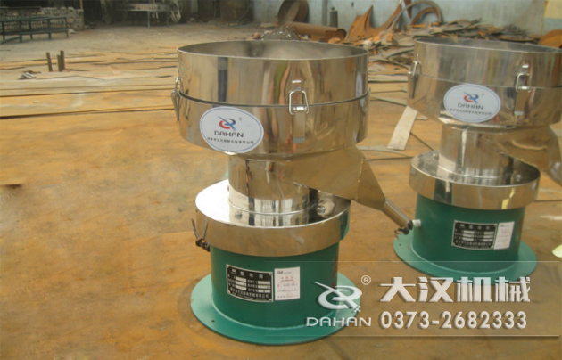 涂料振動(dòng)篩底部為碳鋼材質(zhì)，上半部分與無聊接觸的為不銹鋼材質(zhì)，這種產(chǎn)品能夠在成本上有所節(jié)約。