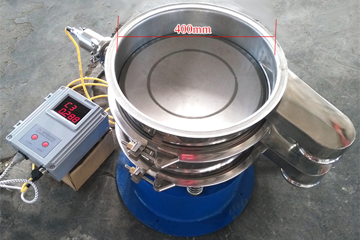 小型振動篩采用彈跳球?yàn)榍寰W(wǎng)裝置，清網(wǎng)效果好。