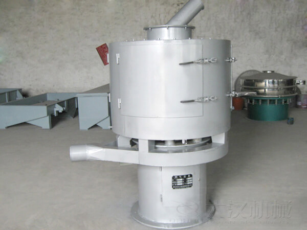 氣流篩與其它普通振動(dòng)篩不同的是其采用的是立式篩網(wǎng)，篩分主要?jiǎng)恿碜燥L(fēng)機(jī)的吹動(dòng)帶動(dòng)物料撲向篩網(wǎng)，從而完成篩分目的。